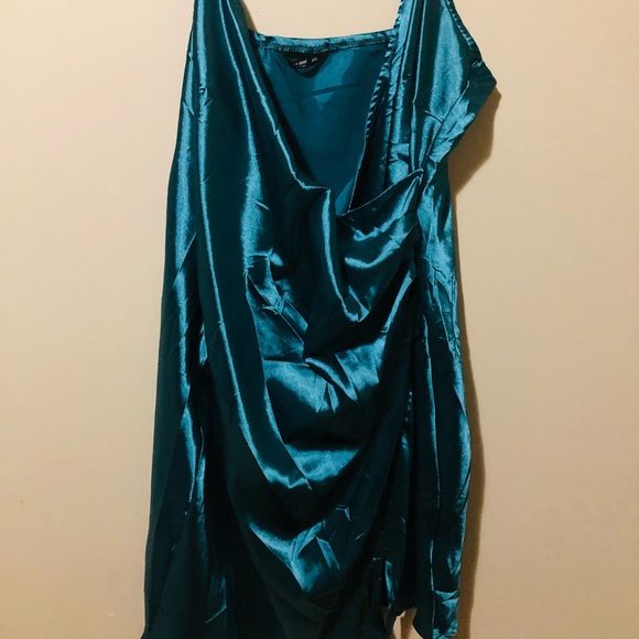 Satin dress 👗 - Picture 2 of 2